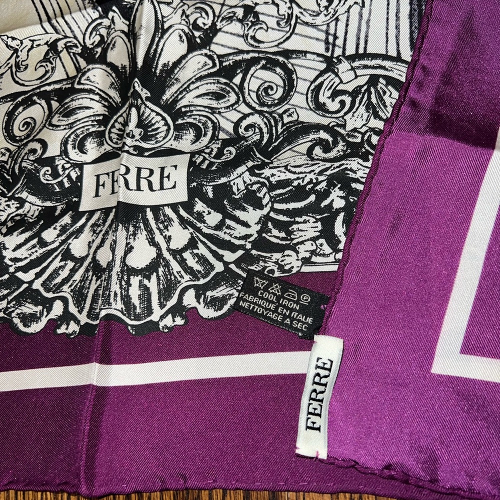 Authentic Gianfranco Ferre authentic scarf - Picture 1 of 2